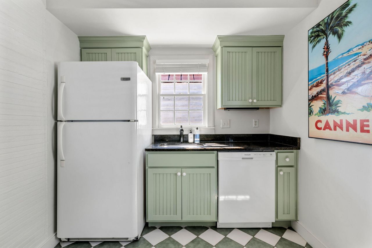 107 Line Street Photo 10