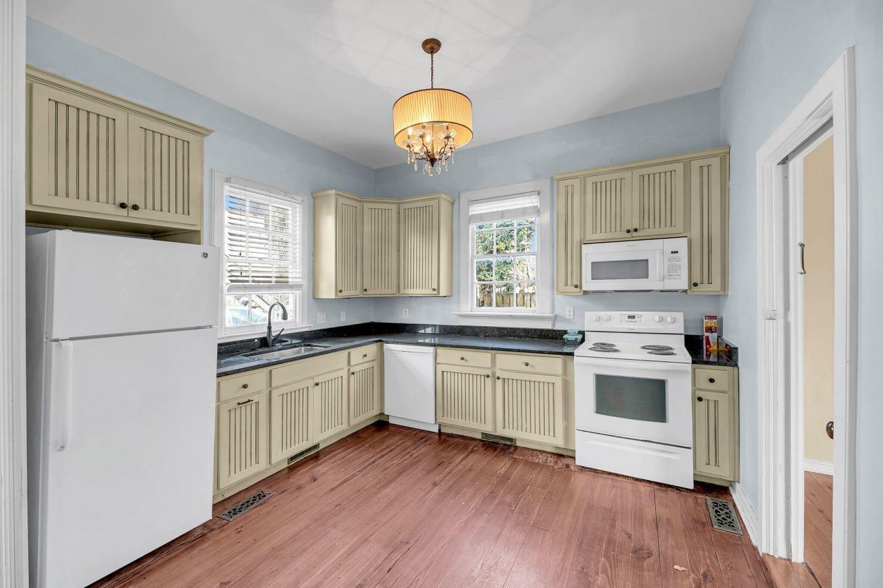 107 Line Street Photo 24