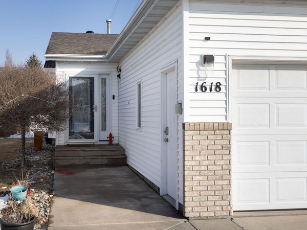 1618 Suntree Dr , West Fargo, ND 58078