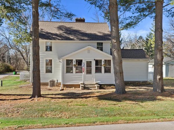 W380N8481 Mill STREET, Oconomowoc, WI 53066