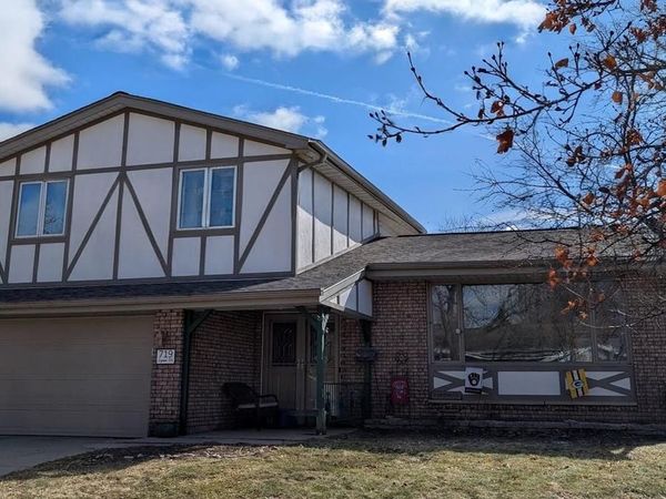 719 Lynne DRIVE, Waukesha, WI 53186