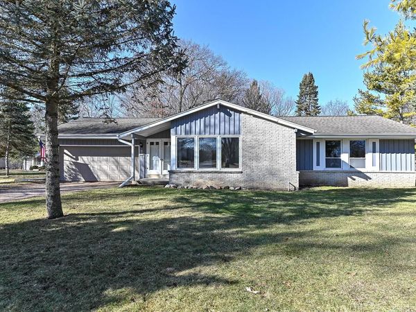2000 S Woodlawn DRIVE, New Berlin, WI 53146