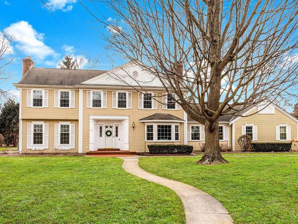 18665 Le Chateau DRIVE, Brookfield, WI 53045