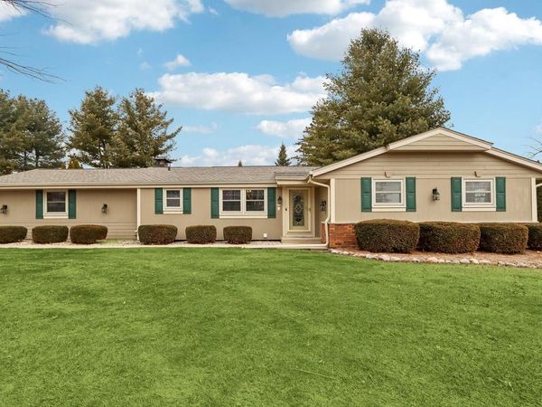 712 Lake Bluff DRIVE, Oconomowoc, WI 53066