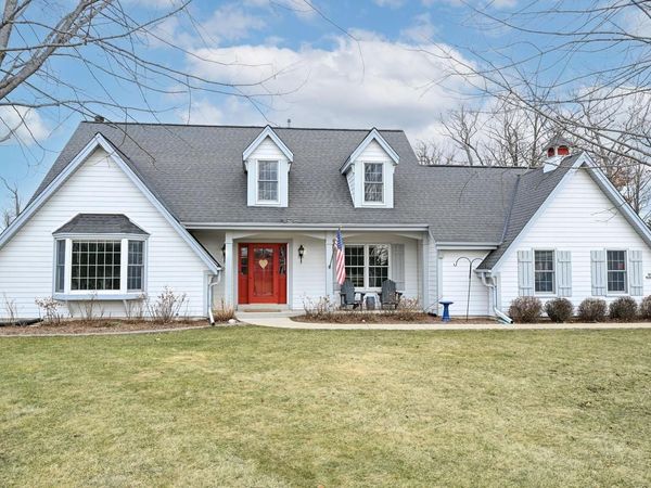 N51W16948 Fair Oak PARKWAY, Menomonee Falls, WI 53051