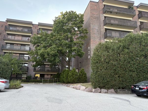 920 Vose Drive , Unit 304, Gurnee, IL 60031
