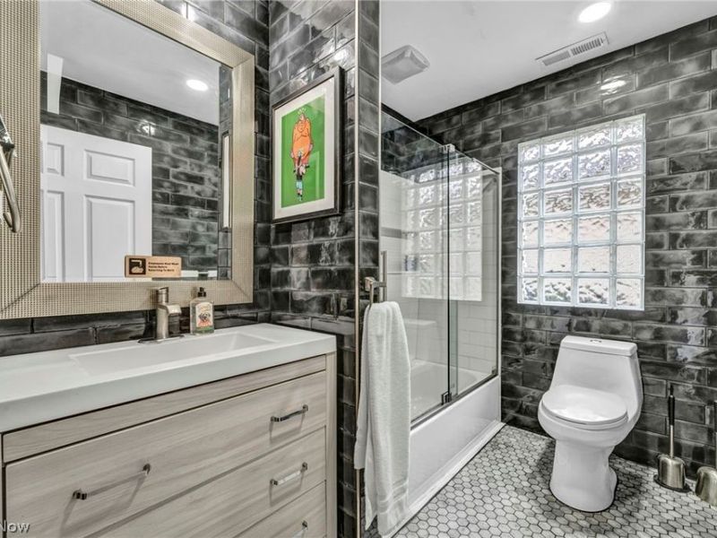 7048 Oakwood Road, Parma Heights, OH 44130 Photo 16