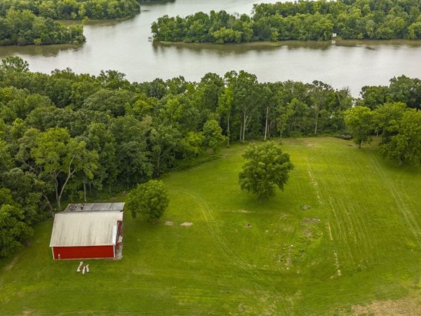 1113 E Robertson Rd, Castalian Springs, TN 37031