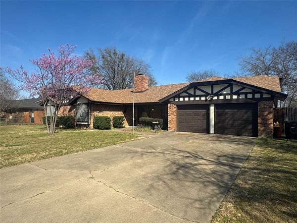 202 Westmeadow Drive , Cleburne, TX 76033