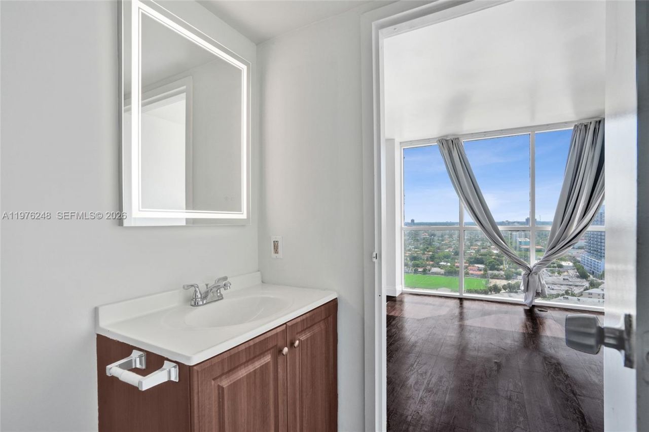 7601 E Treasure Dr, Unit 2205, North Bay Village, FL 33141 Photo