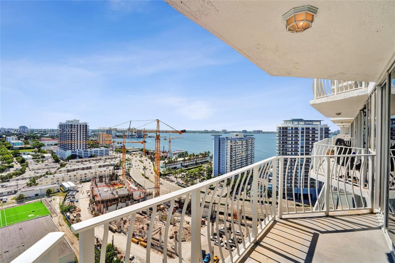 7601 E Treasure Dr, Unit 2205, North Bay Village, FL 33141 Photo