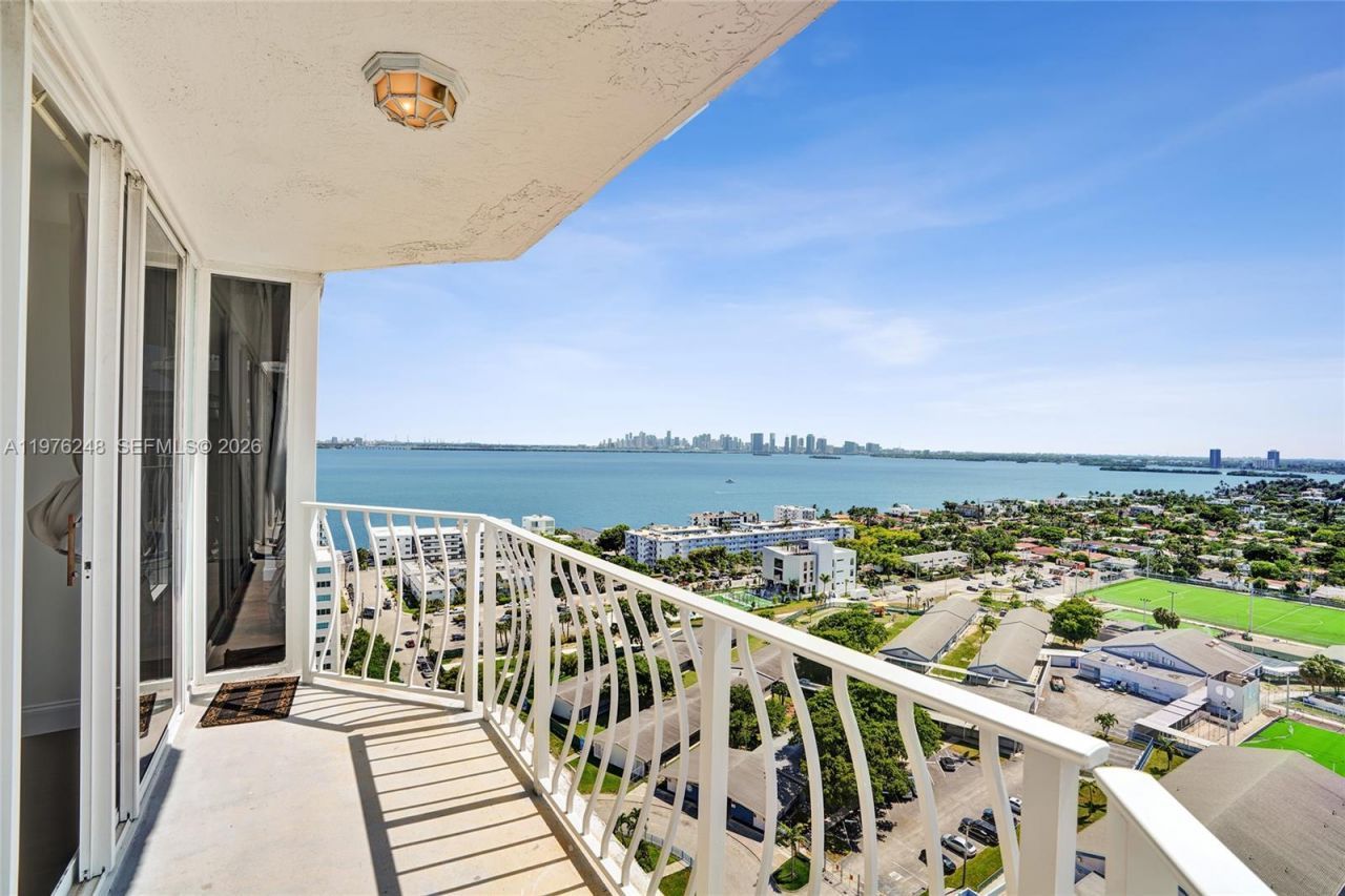 7601 E Treasure Dr, Unit 2205, North Bay Village, FL 33141 Photo