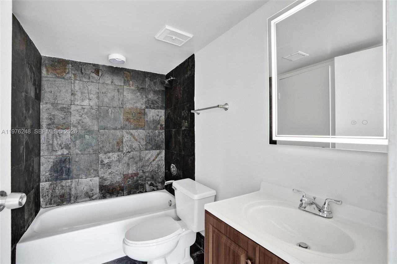 7601 E Treasure Dr, Unit 2205, North Bay Village, FL 33141 Photo