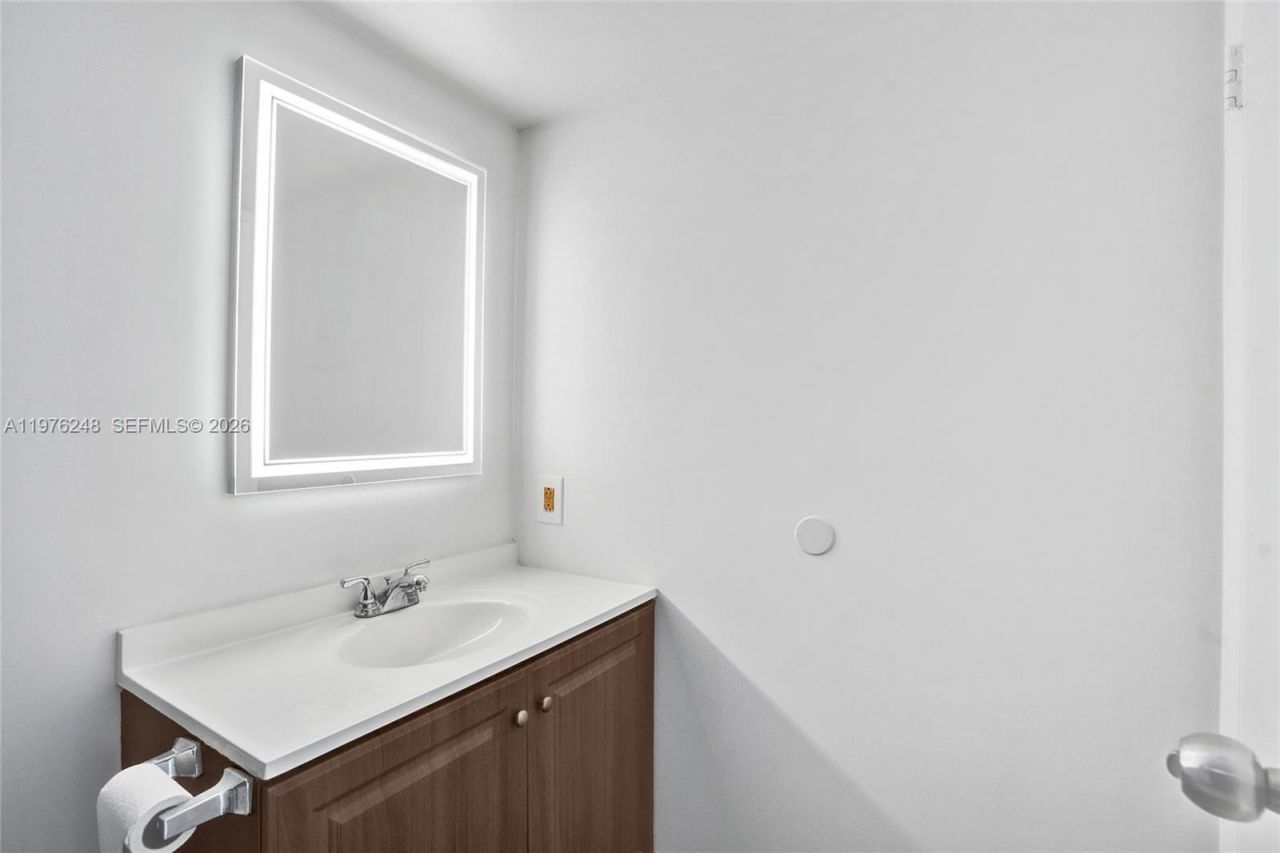 7601 E Treasure Dr, Unit 2205, North Bay Village, FL 33141 Photo