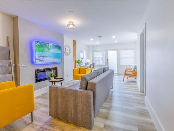 1762 NW 15th St , Miami, FL 33125