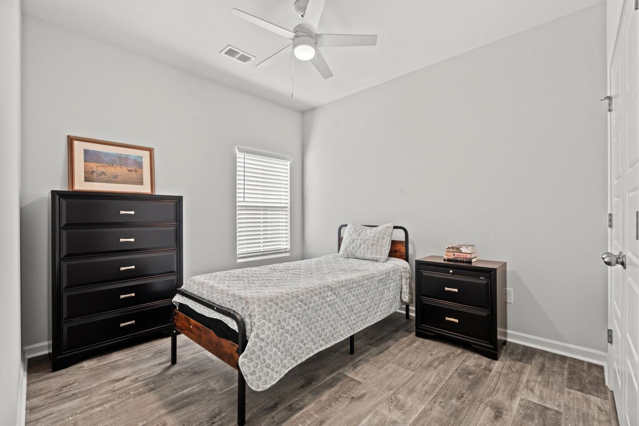 263 Saddle St Photo 23