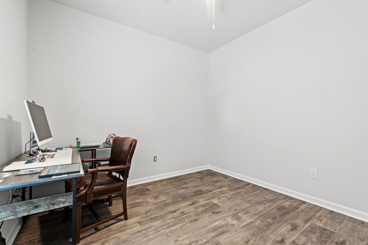 263 Saddle St Photo 25