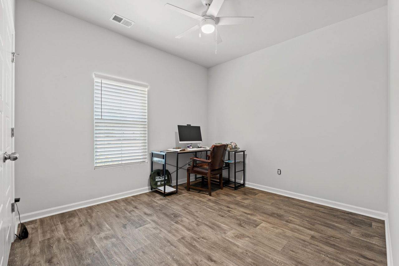 263 Saddle St Photo 26