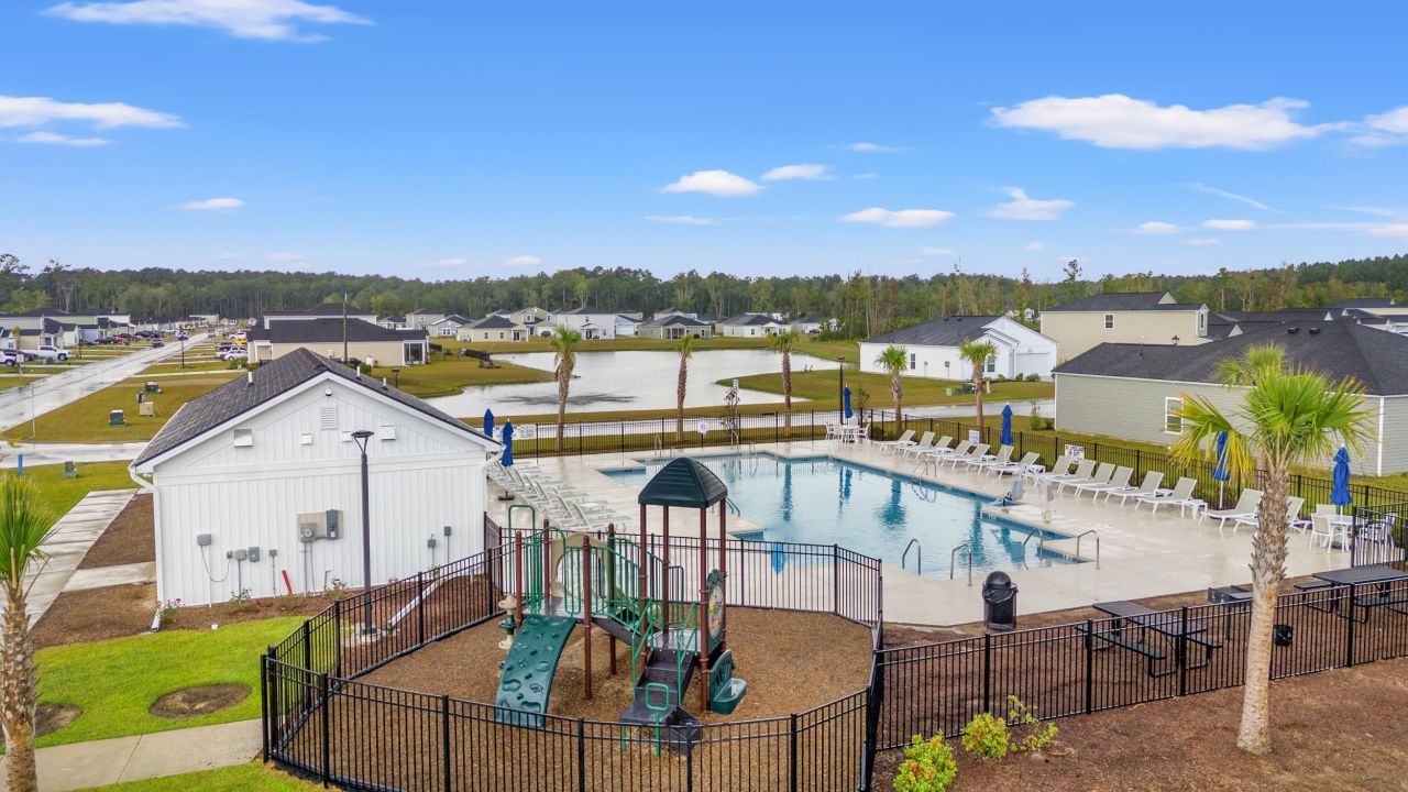 263 Saddle St Photo 38