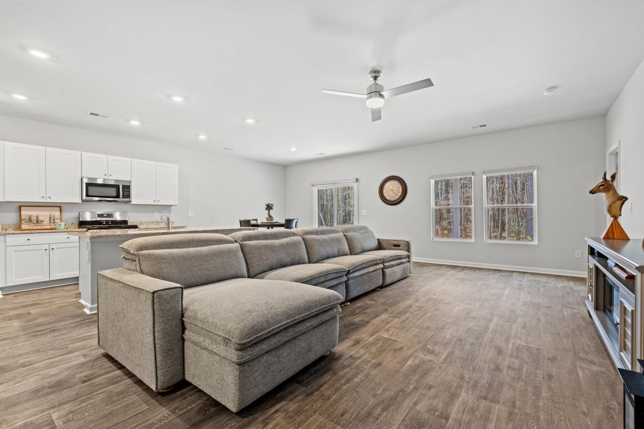 263 Saddle St Photo 5