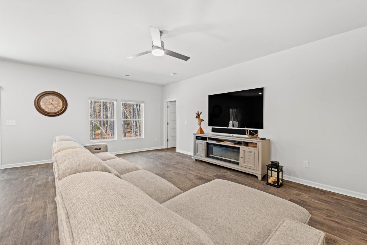 263 Saddle St Photo 6