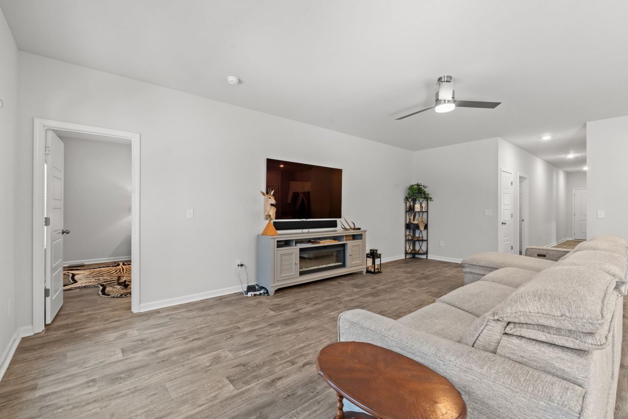 263 Saddle St Photo 8