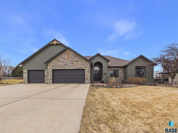 112 W St Andrews Dr, Sioux Falls, SD 57108