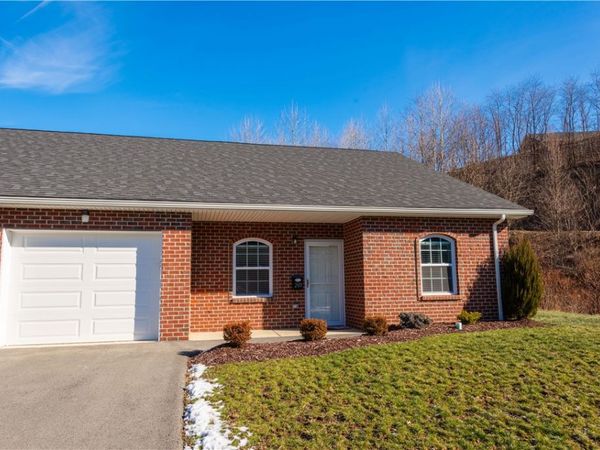 201 Adia Lane, Unit 15, Lower Burrell, PA 15068