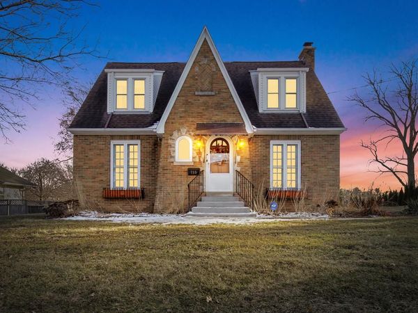 715 E College AVENUE, Waukesha, WI 53188