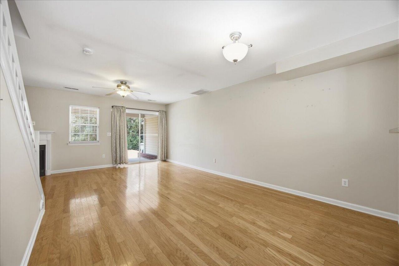 129 Hornby Circle Photo 10