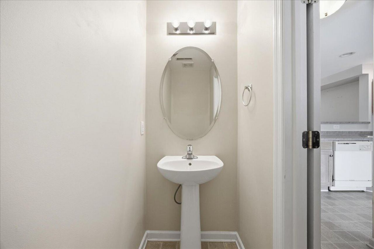 129 Hornby Circle Photo 12