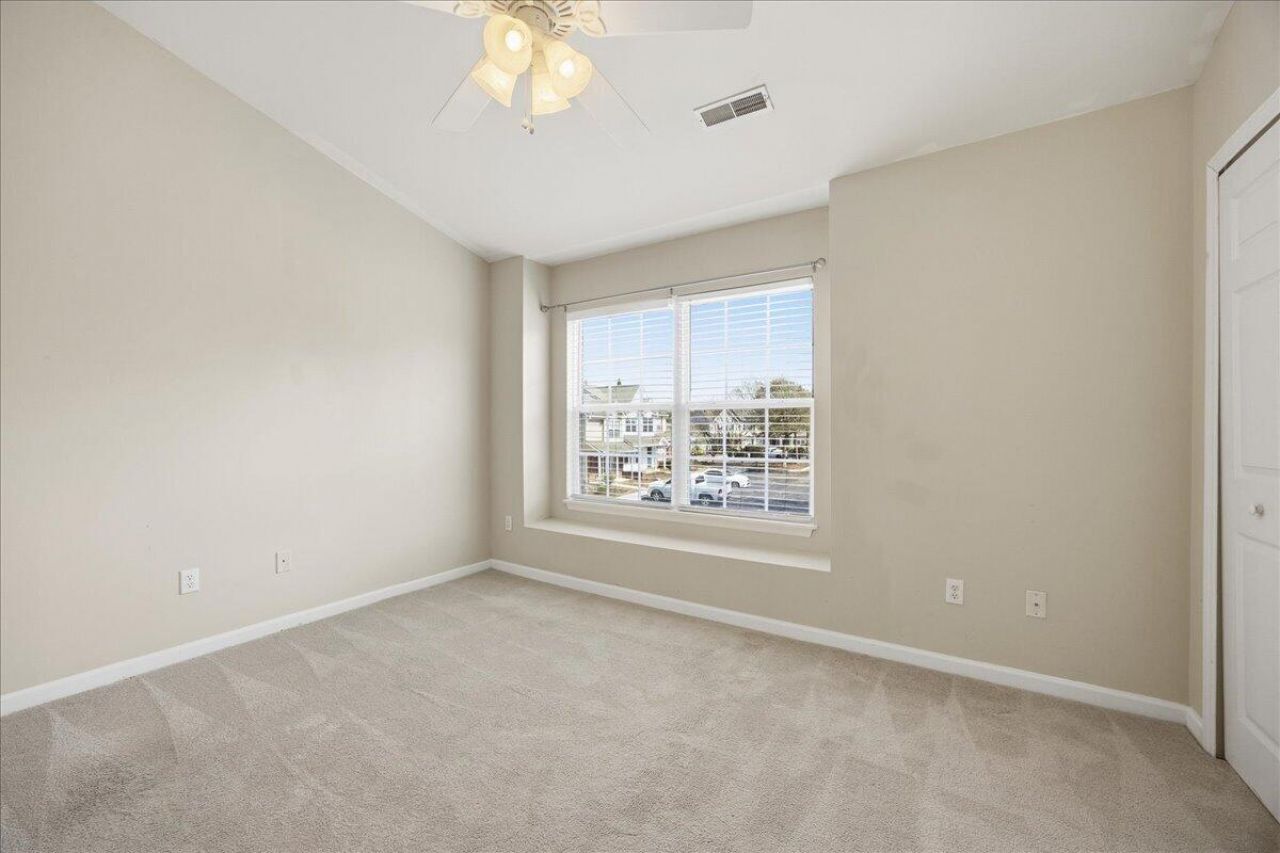 129 Hornby Circle Photo 17