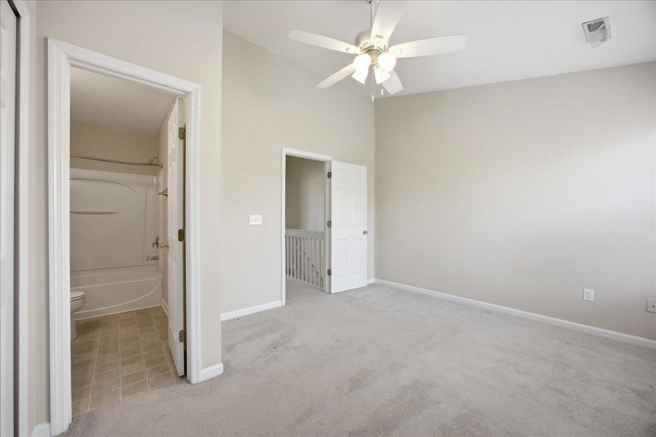 129 Hornby Circle Photo 20