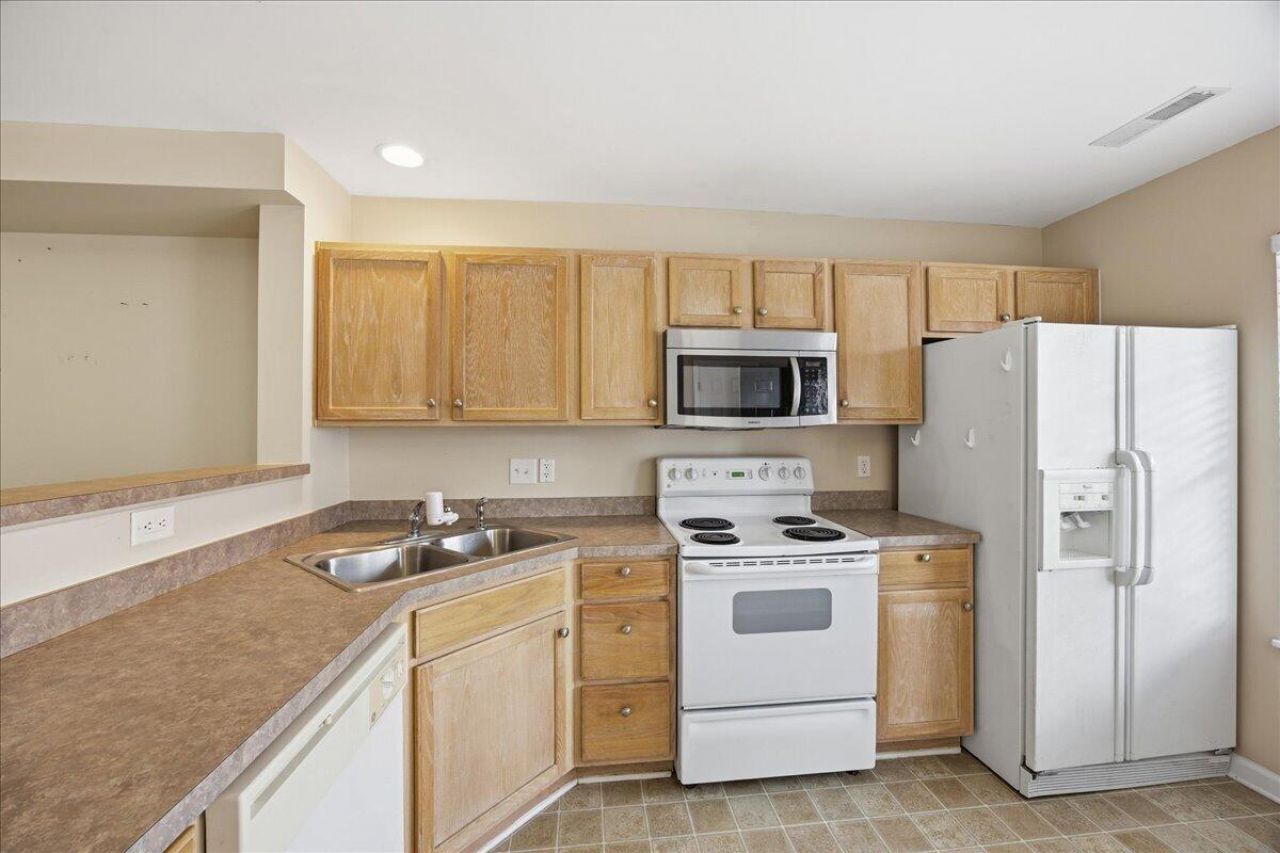 129 Hornby Circle Photo 6