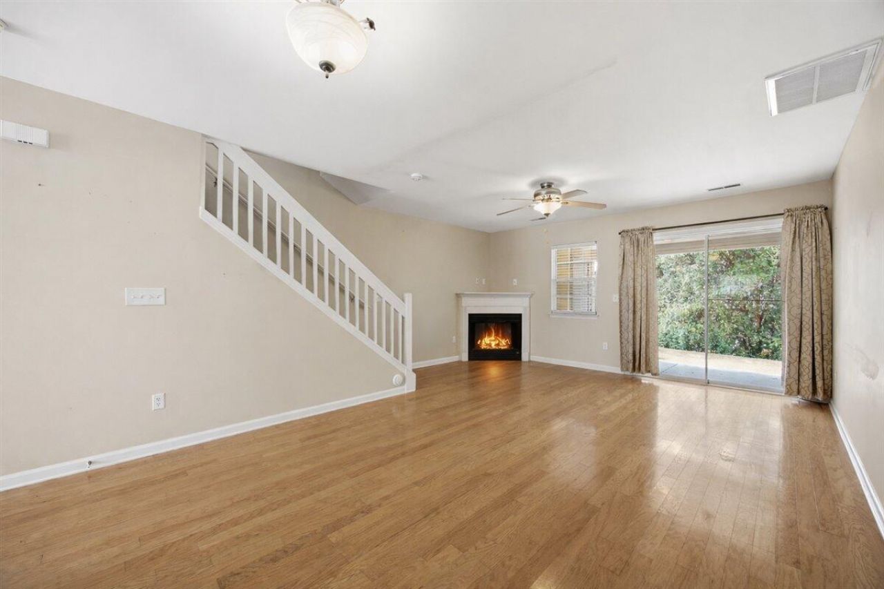 129 Hornby Circle Photo 8