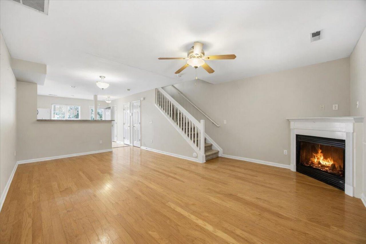 129 Hornby Circle Photo 9