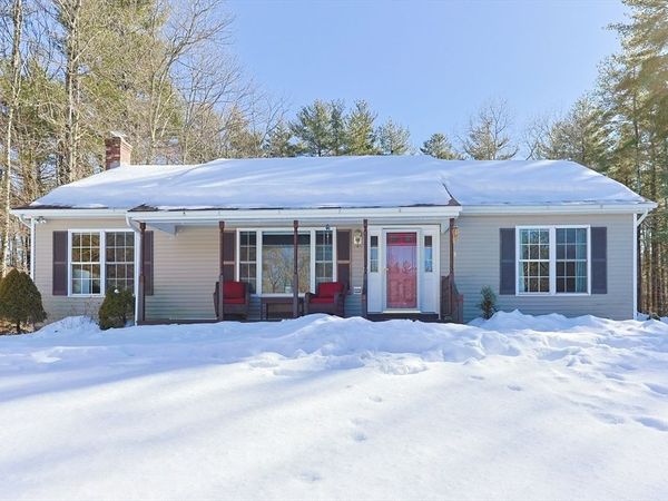 8 Wallis St, Douglas, MA 01516