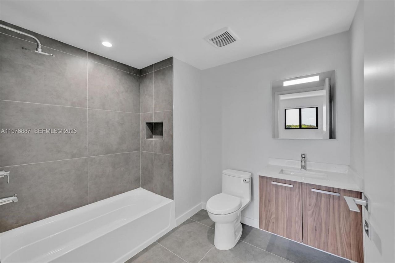 840 NE 130th Street , Unit 211, North Miami, FL 33161 Photo