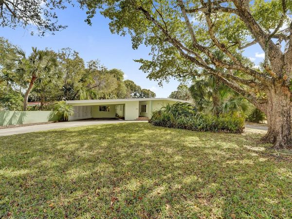 720 E Country Club Cir, Plantation, FL 33317