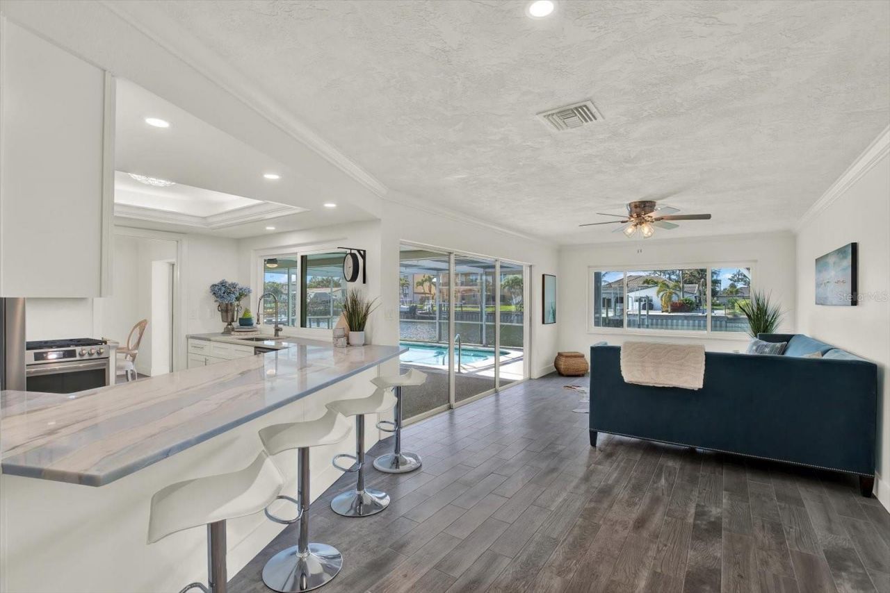 1979 Iowa Avenue Ne, Saint Petersburg, FL 33703 Photo