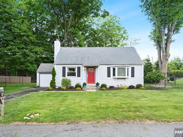 17 Woodstone Road, Rockaway Boro, NJ 07866