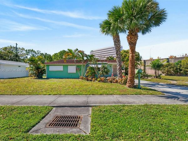 5931 NE 1st Ave , Oakland Park, FL 33334