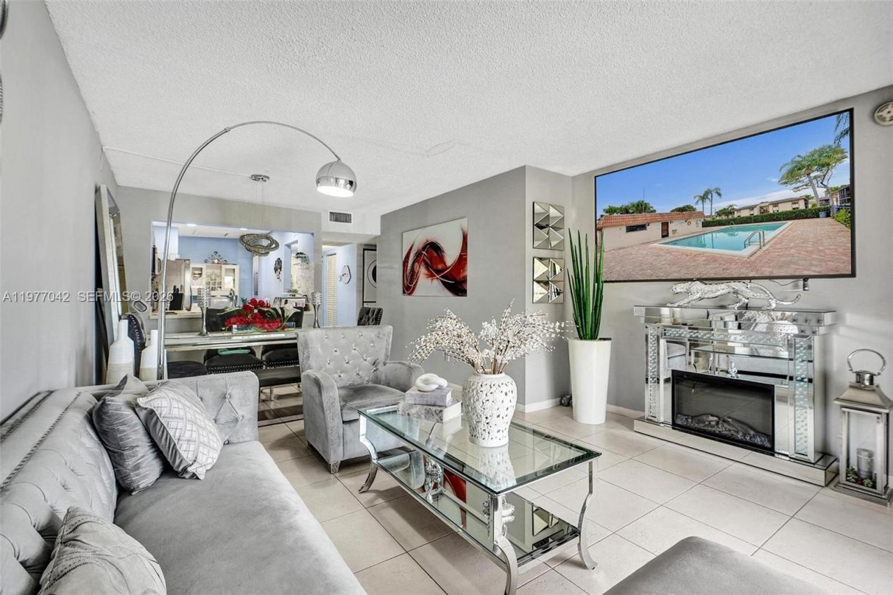 871 NE 207 Ln, Unit 203-15, Miami, FL 33179 Photo