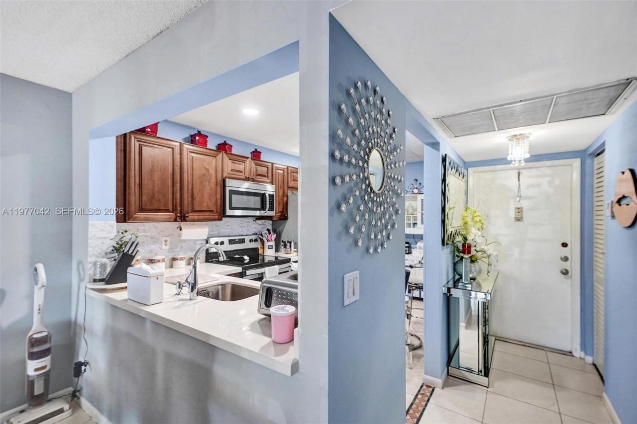 871 NE 207 Ln, Unit 203-15, Miami, FL 33179 Photo