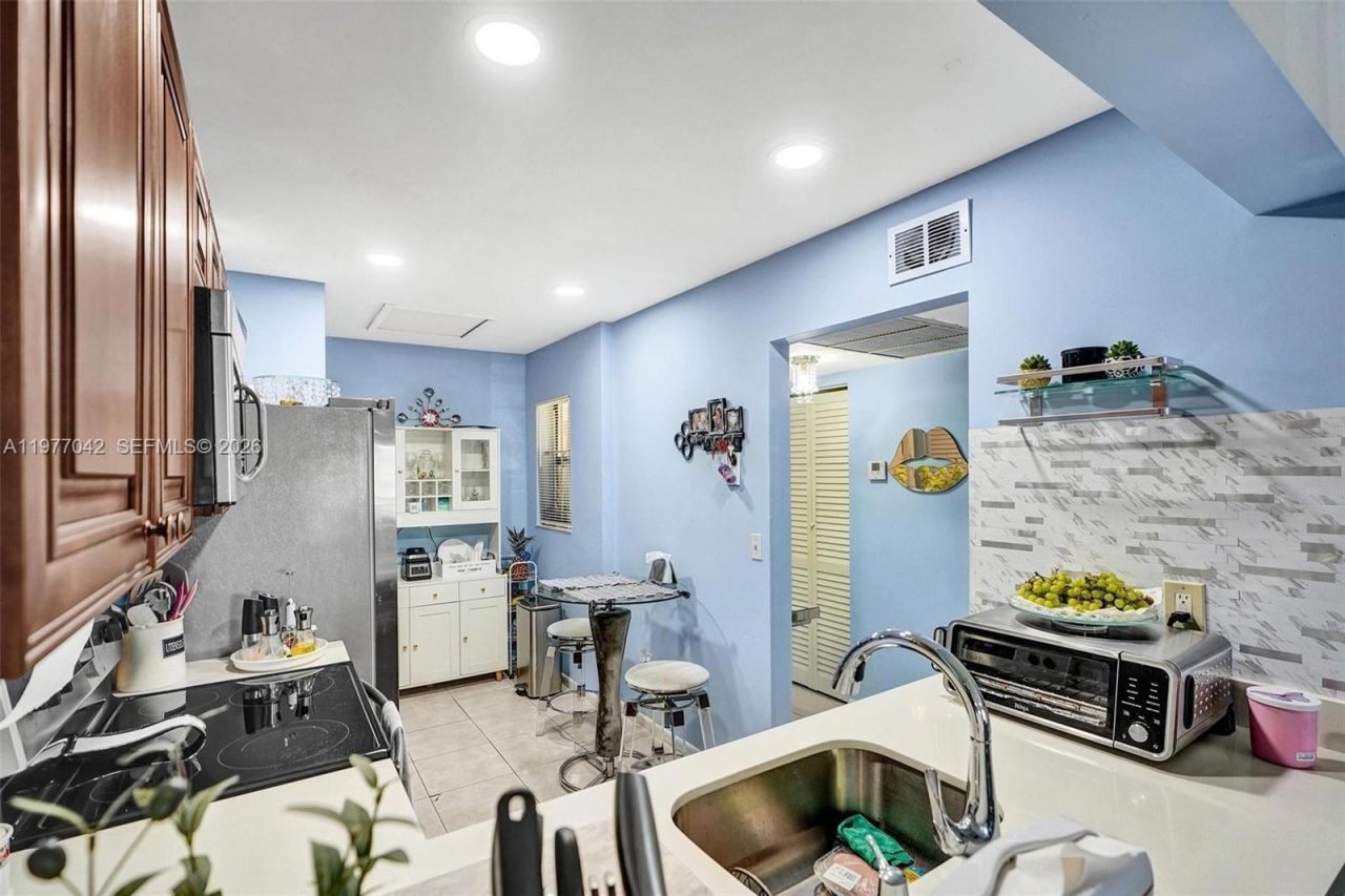 871 NE 207 Ln, Unit 203-15, Miami, FL 33179 Photo