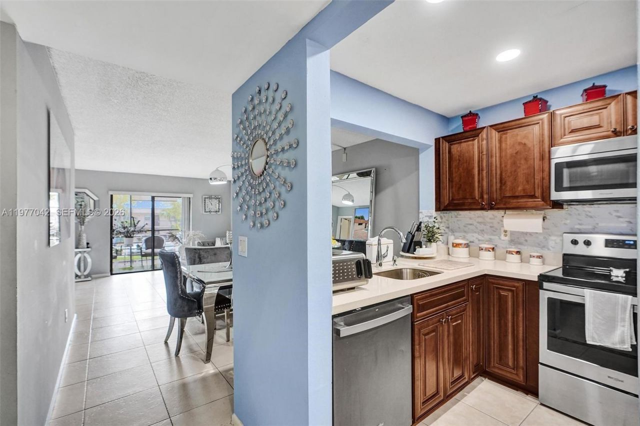 871 NE 207 Ln, Unit 203-15, Miami, FL 33179 Photo