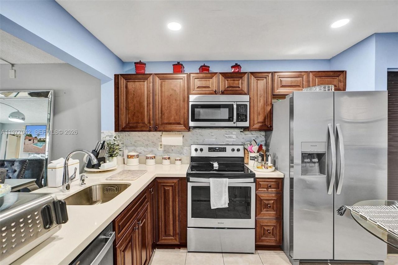 871 NE 207 Ln, Unit 203-15, Miami, FL 33179 Photo