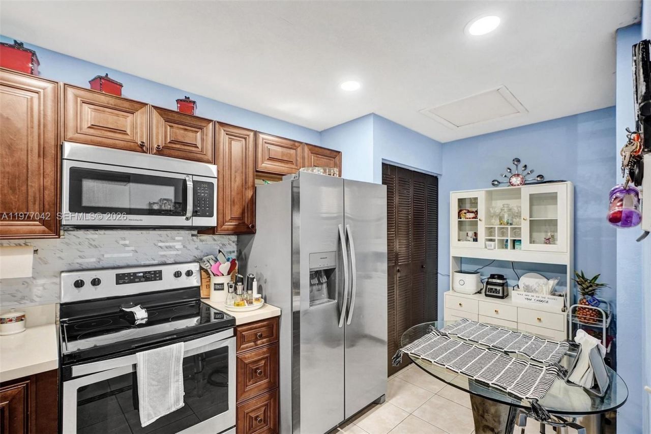 871 NE 207 Ln, Unit 203-15, Miami, FL 33179 Photo