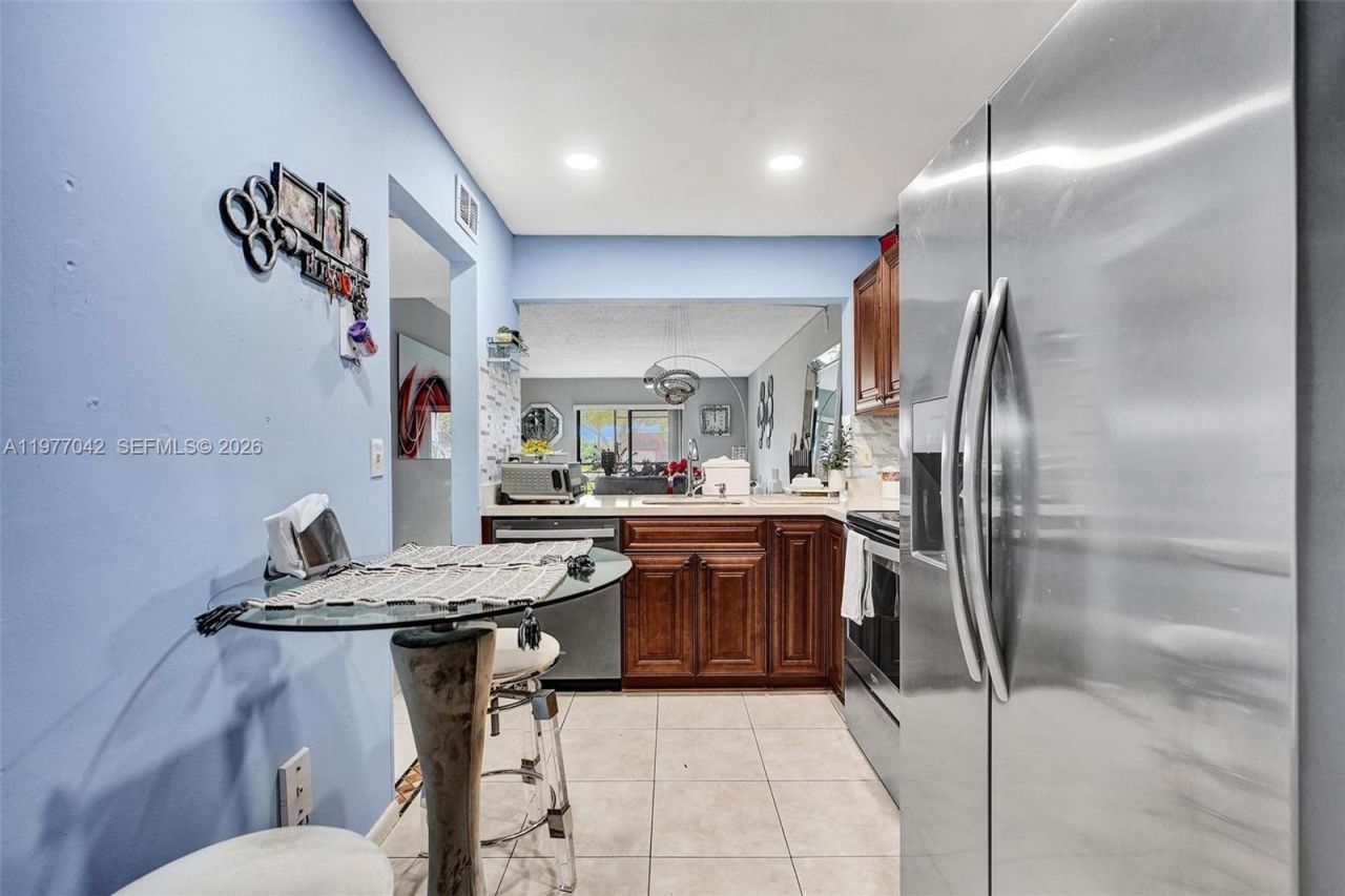 871 NE 207 Ln, Unit 203-15, Miami, FL 33179 Photo