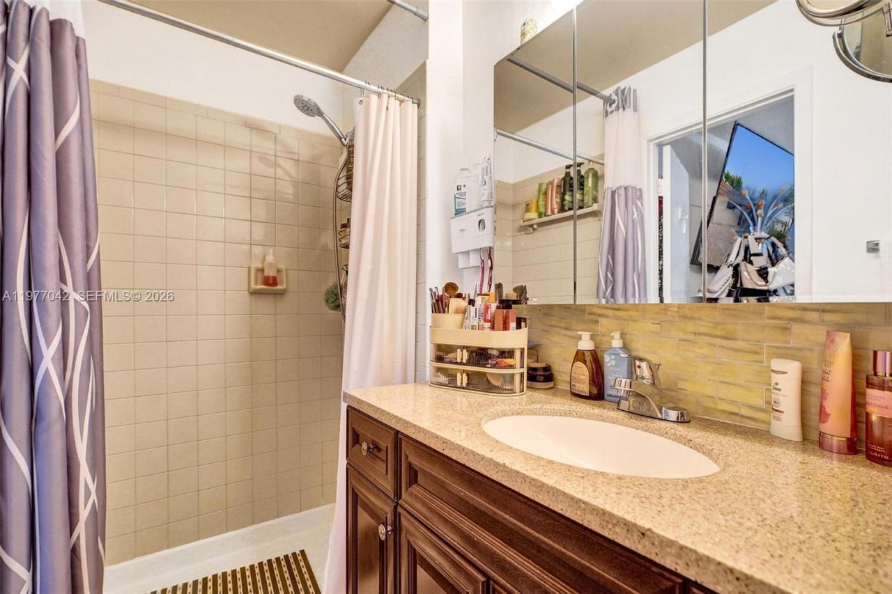 871 NE 207 Ln, Unit 203-15, Miami, FL 33179 Photo